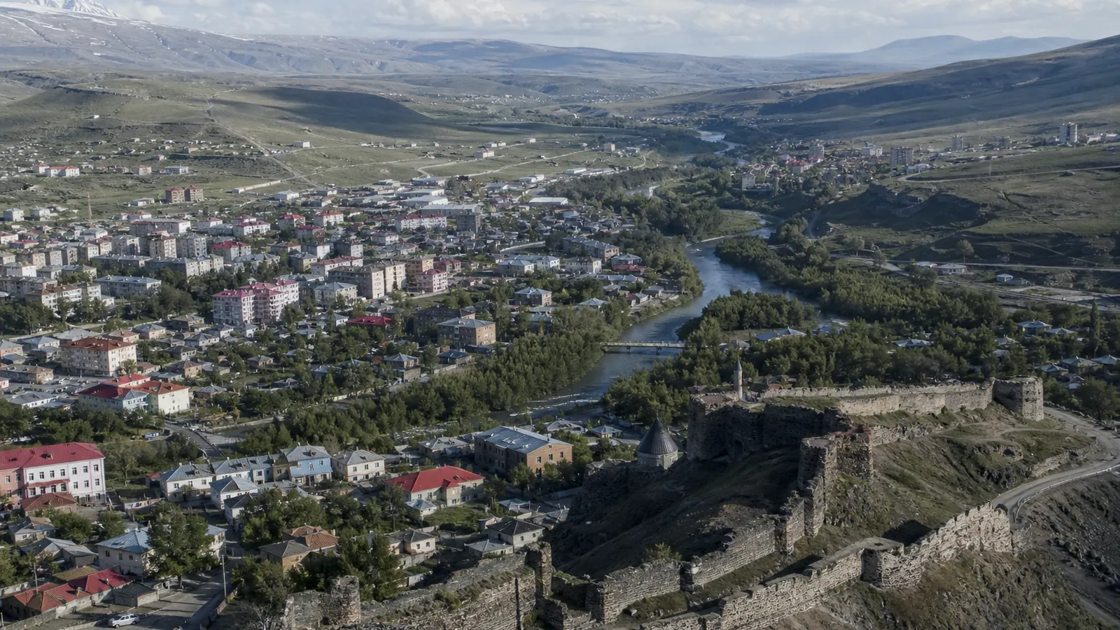 Ardahan gayrimenkul rehberi için yapay zekâ destekli temsili şehir ve yatırım görseli