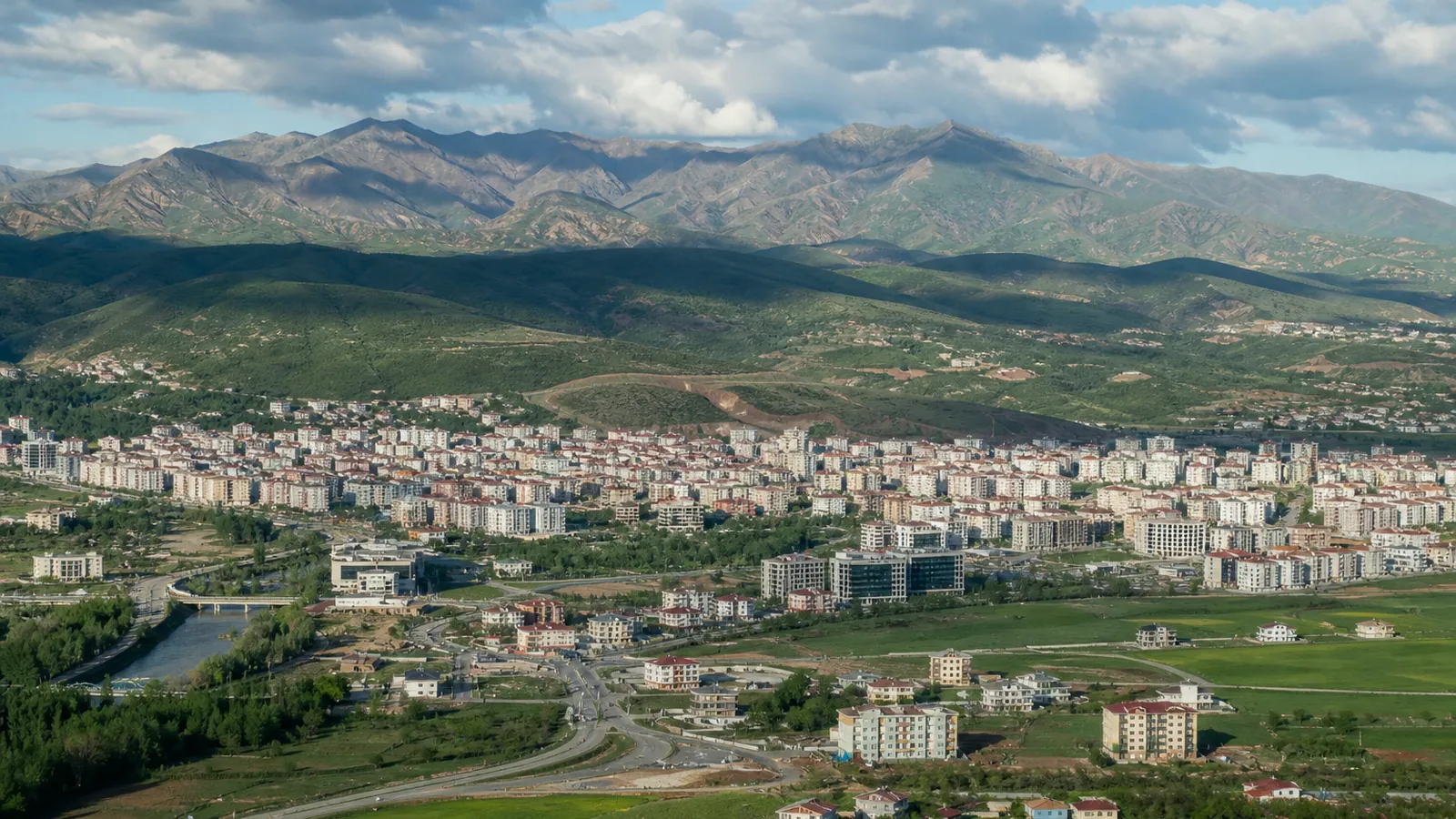Bingöl gayrimenkul rehberi için yapay zekâ destekli temsili şehir ve yatırım görseli