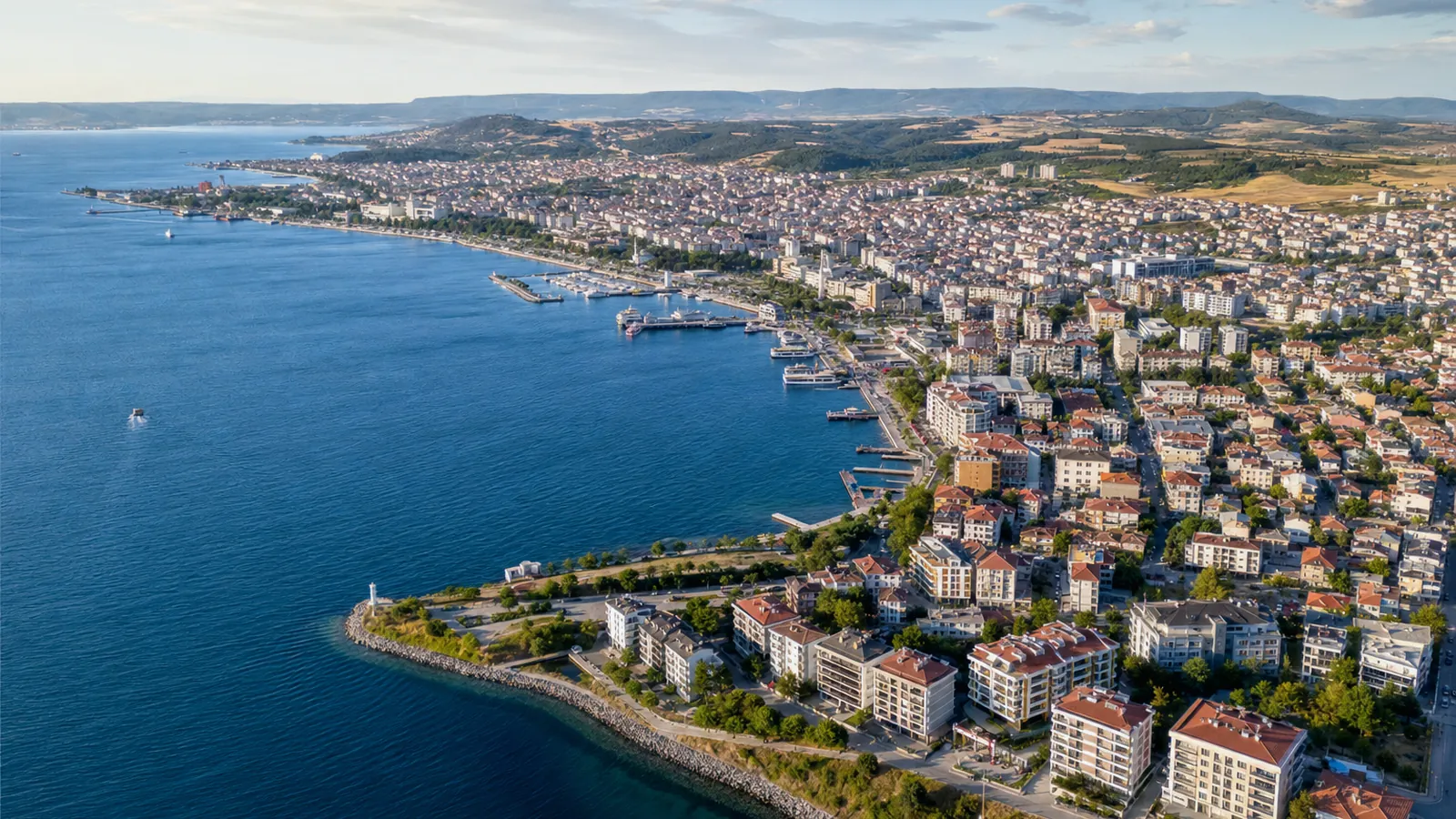 Çanakkale gayrimenkul rehberi için yapay zekâ destekli temsili şehir ve yatırım görseli