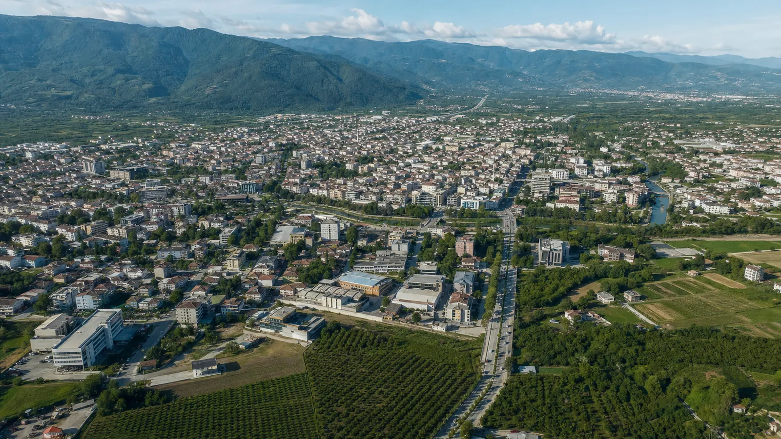Düzce gayrimenkul rehberi için yapay zekâ destekli temsili şehir ve yatırım görseli