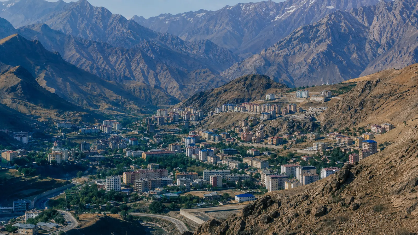 Hakkari gayrimenkul rehberi için yapay zekâ destekli temsili şehir ve yatırım görseli