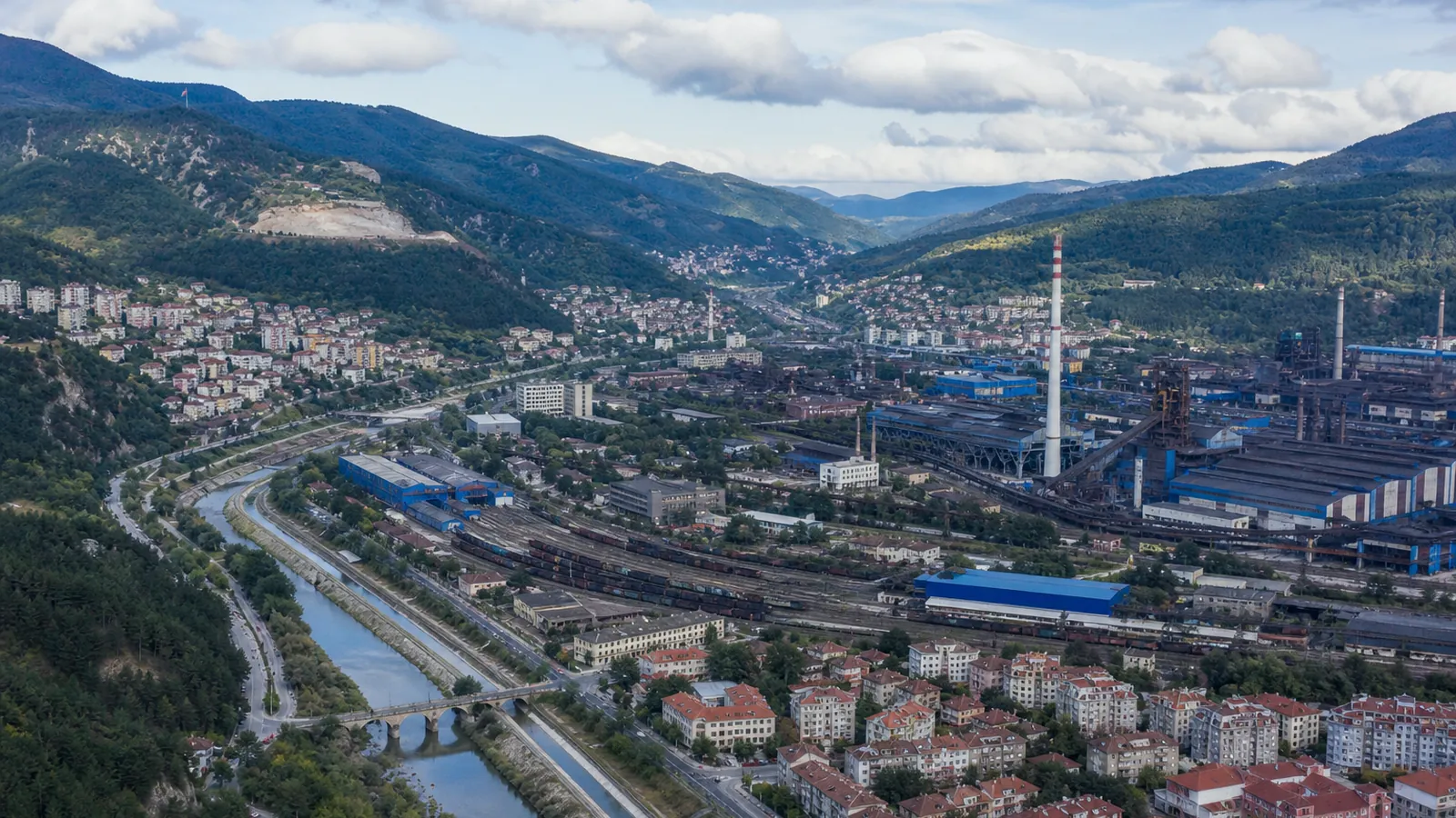 Karabük gayrimenkul rehberi için yapay zekâ destekli temsili şehir ve yatırım görseli