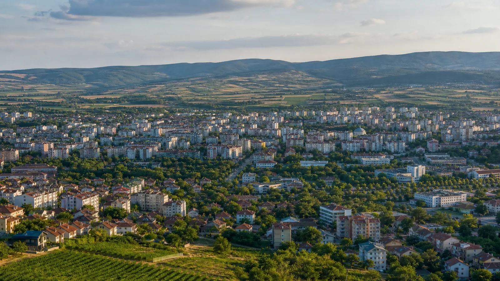 Kırklareli gayrimenkul rehberi için yapay zekâ destekli temsili şehir ve yatırım görseli
