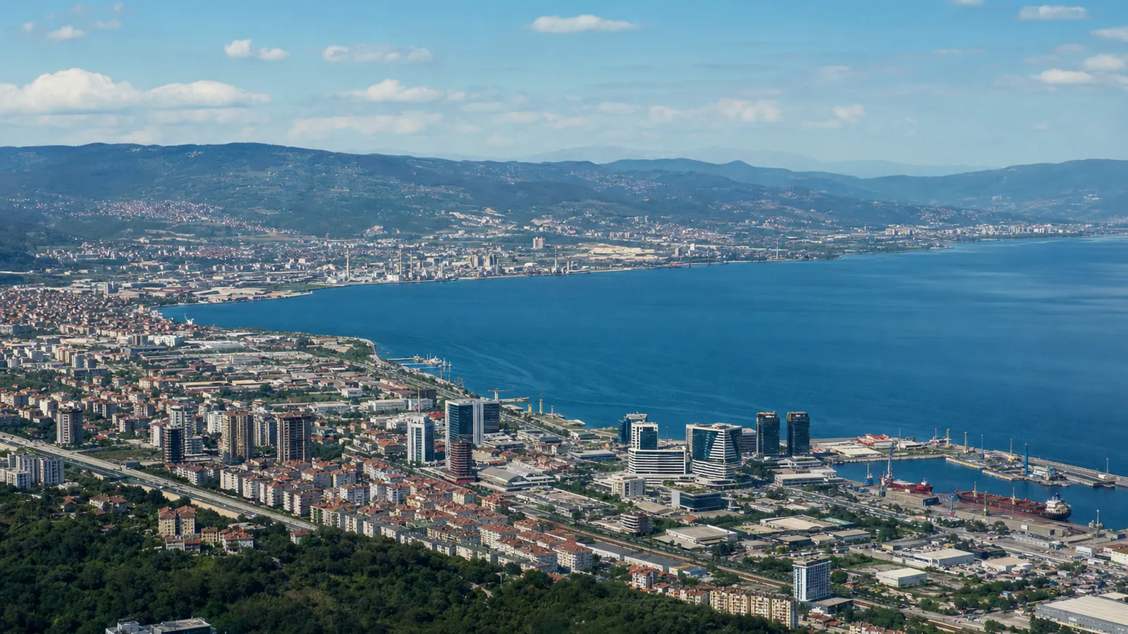 Kocaeli gayrimenkul rehberi için yapay zekâ destekli temsili şehir ve yatırım görseli