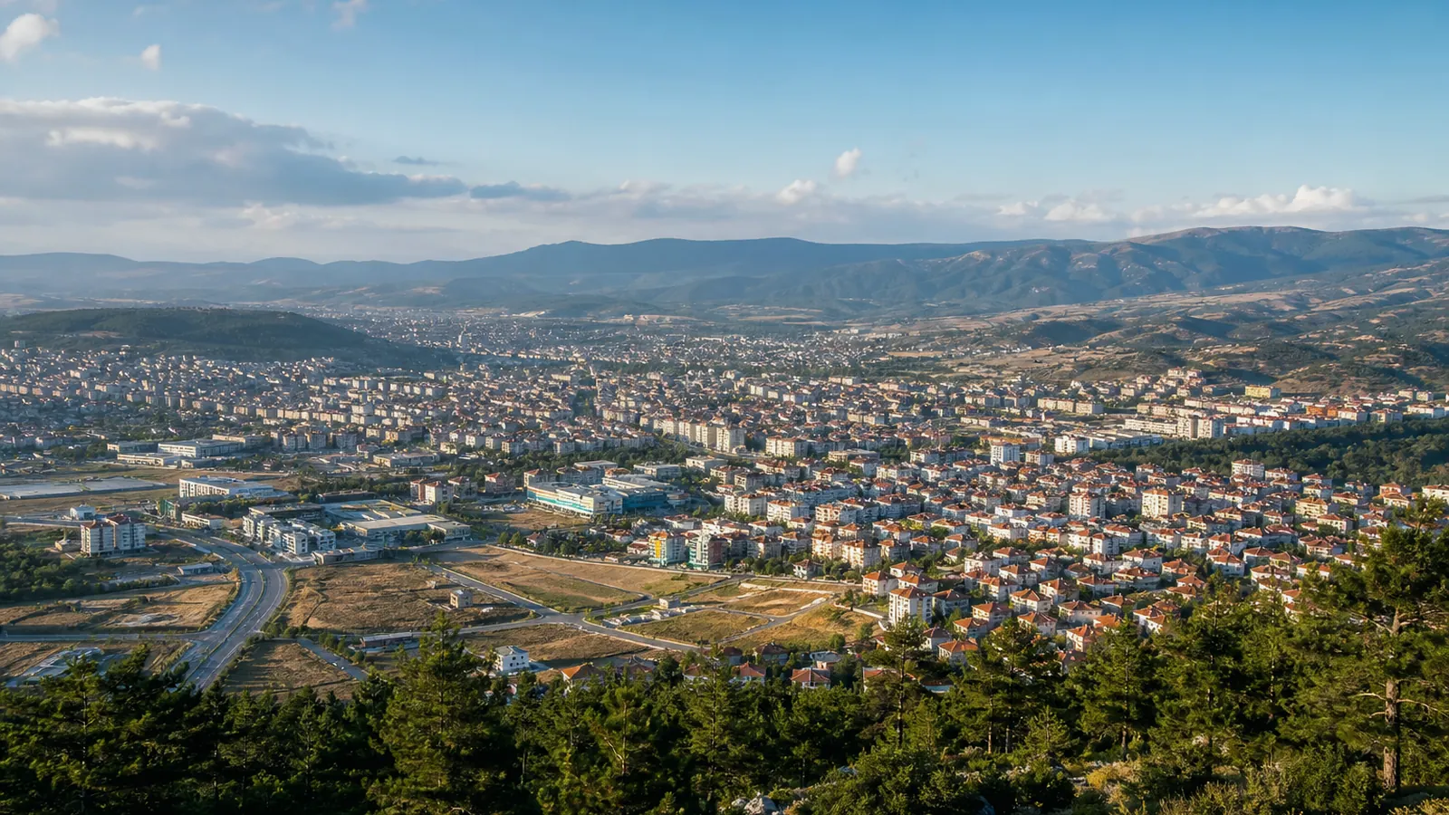 Kütahya gayrimenkul rehberi için yapay zekâ destekli temsili şehir ve yatırım görseli