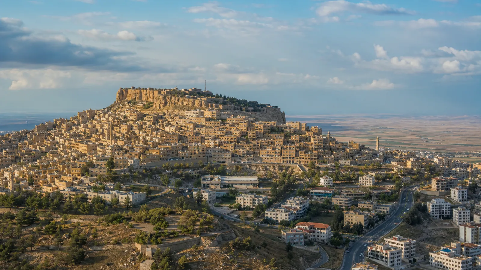 Mardin gayrimenkul rehberi için yapay zekâ destekli temsili şehir ve yatırım görseli