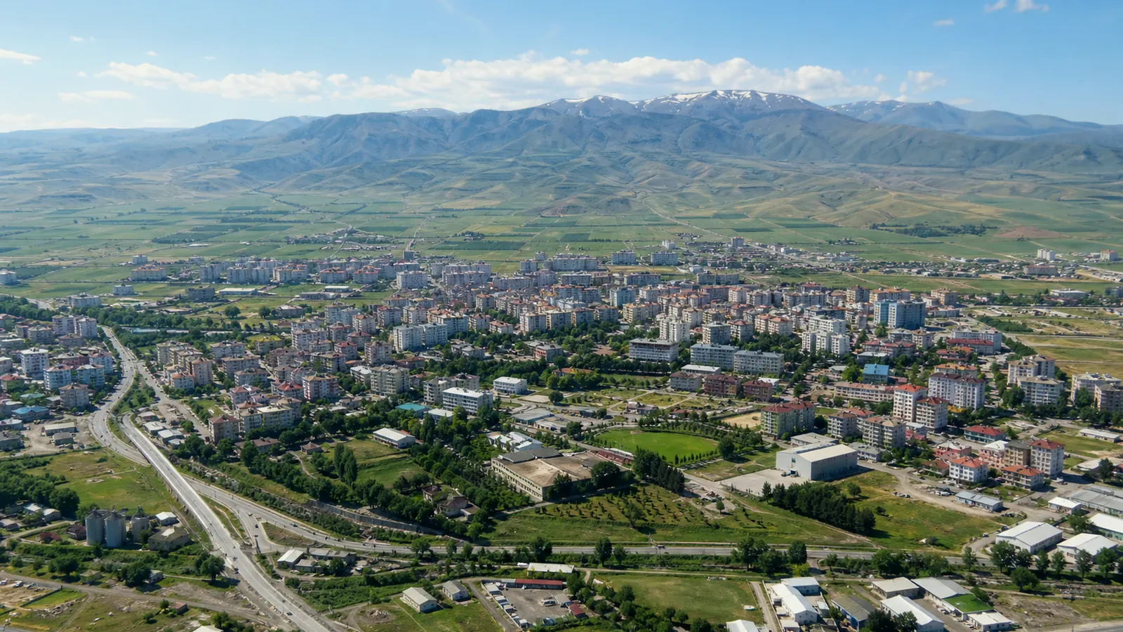 Muş gayrimenkul rehberi için yapay zekâ destekli temsili şehir ve yatırım görseli
