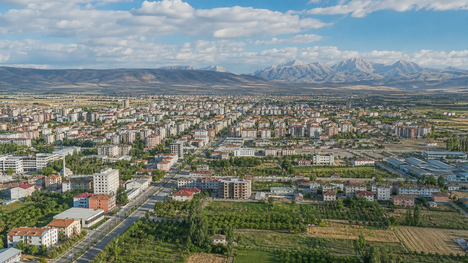 Niğde gayrimenkul rehberi için yapay zekâ destekli temsili şehir ve yatırım görseli