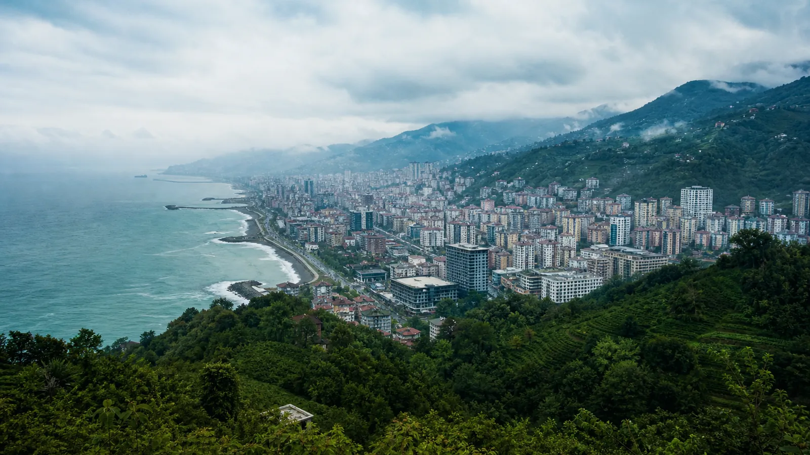 Rize gayrimenkul rehberi için yapay zekâ destekli temsili şehir ve yatırım görseli