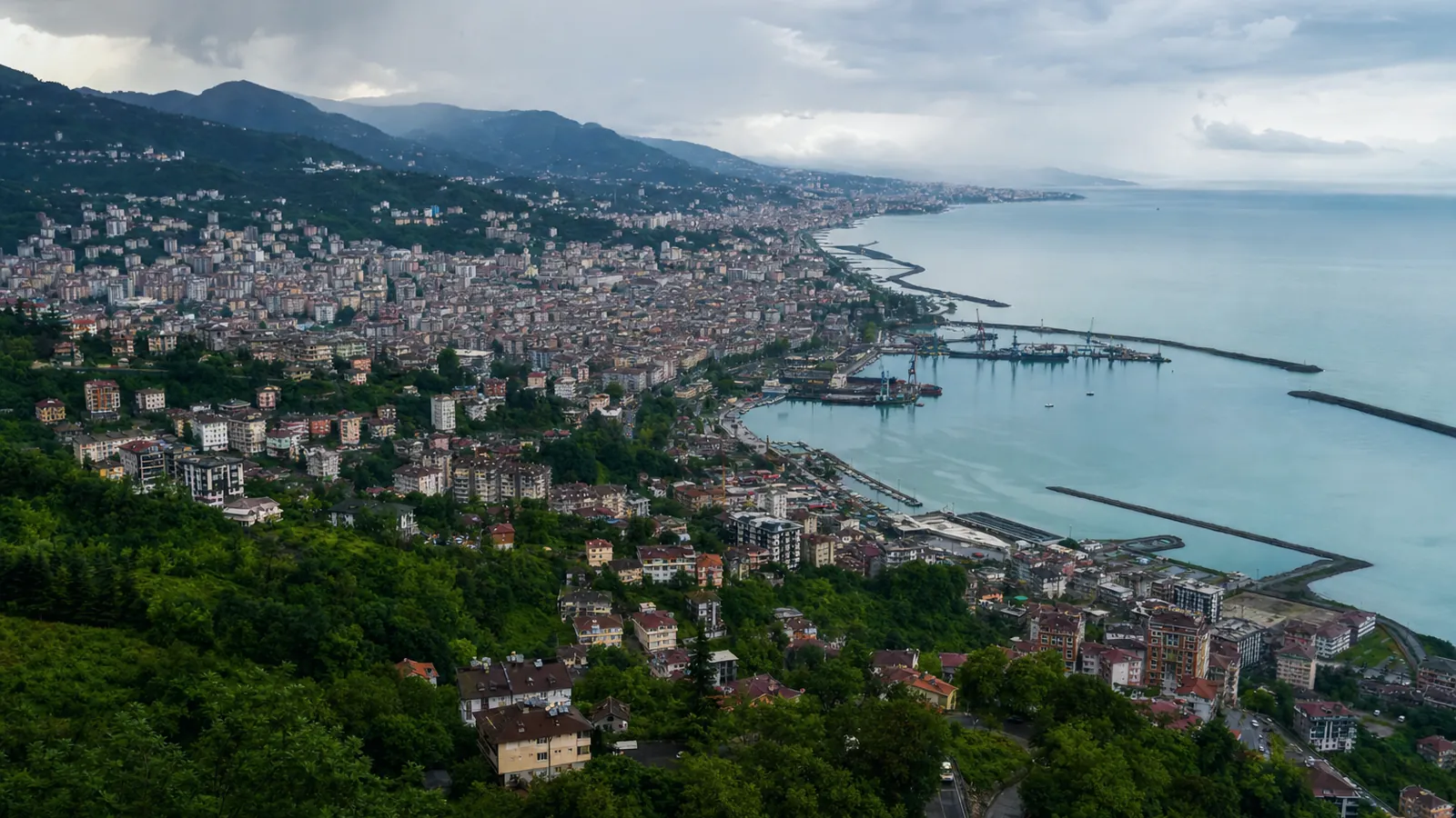 Trabzon gayrimenkul rehberi için yapay zekâ destekli temsili şehir ve yatırım görseli