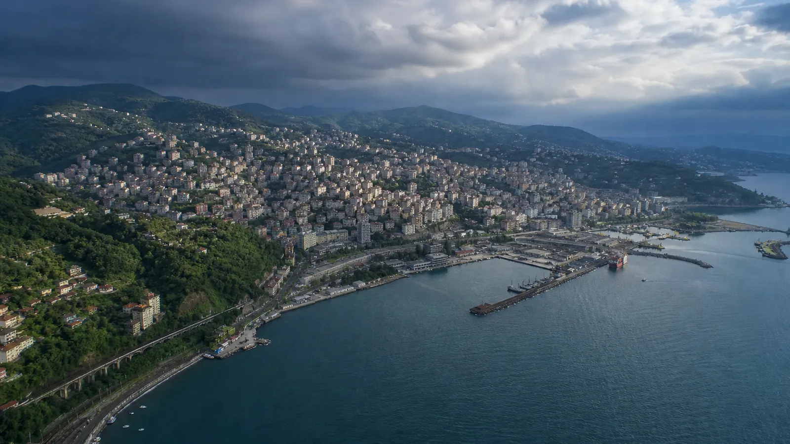 Zonguldak gayrimenkul rehberi için yapay zekâ destekli temsili şehir ve yatırım görseli